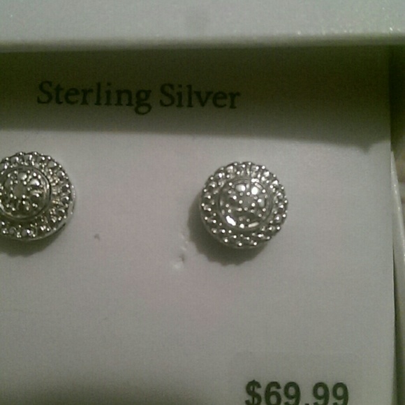 SALE! NWT Sterling Silver & diamond stud earrings - Picture 4 of 6
